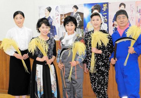 　（左から）小沢あきこ、北野まち子、島津悦子、若山かずさ、小倉新二