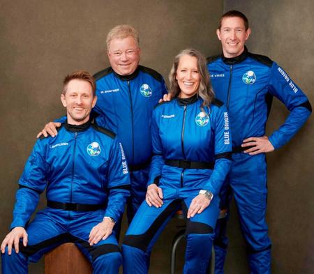 　宇宙船ニューシェパードに乗る俳優ウィリアム・シャトナー（後列左）ら乗客４人（ＵＰＩ＝共同）  