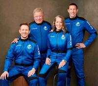 　宇宙船ニューシェパードに乗る俳優ウィリアム・シャトナー（後列左）ら乗客４人（ＵＰＩ＝共同）  