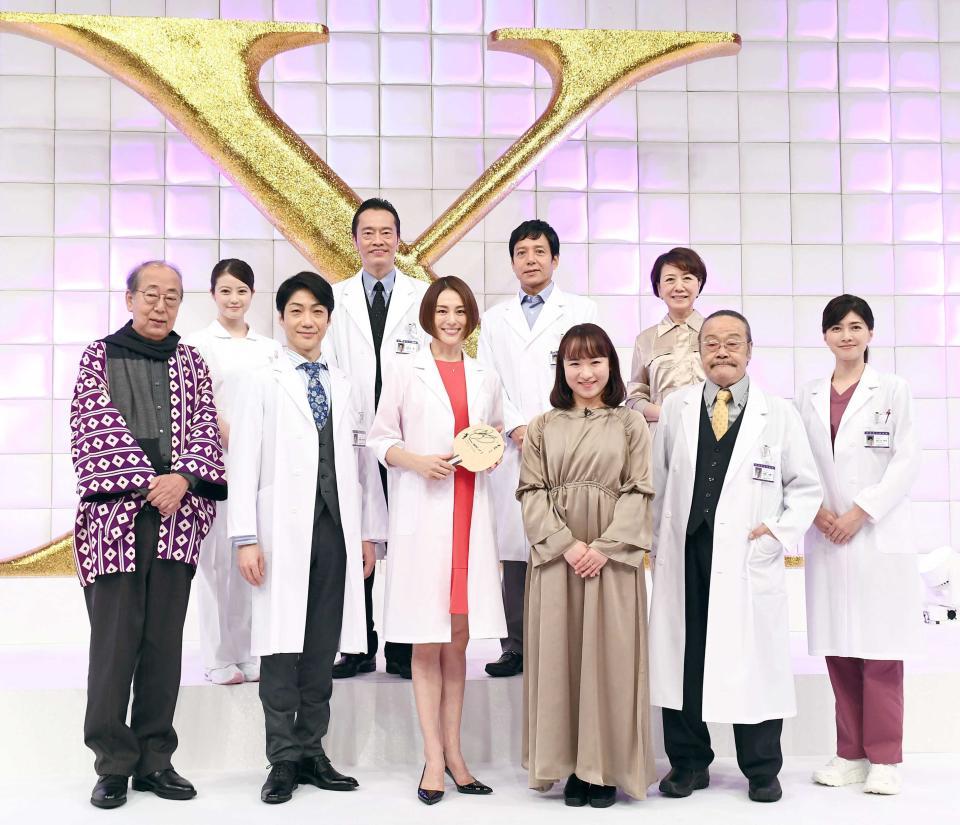 １０月７日の「ドクターＸ」会見、ゲストの伊藤美誠（前列左から４人目）と勢ぞろいした米倉涼子（中央）らキャスト陣