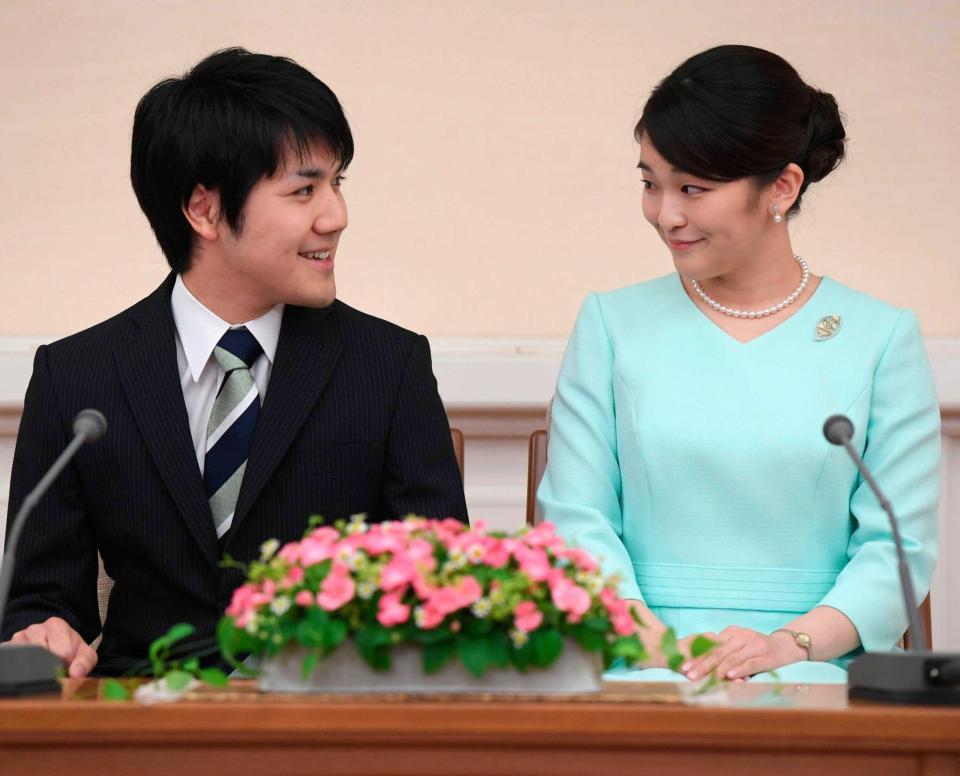 　２０１７年９月３日、婚約が内定し、記者会見される眞子さまと小室圭さん＝東京・元赤坂の赤坂東邸