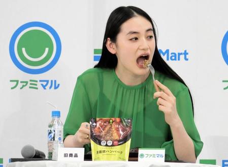 　新商品を試食する八木莉可子