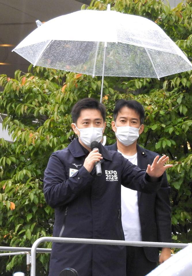 　雨の中で熱弁を振るう日本維新の会・吉村洋文副代表＝東京・有楽町駅前