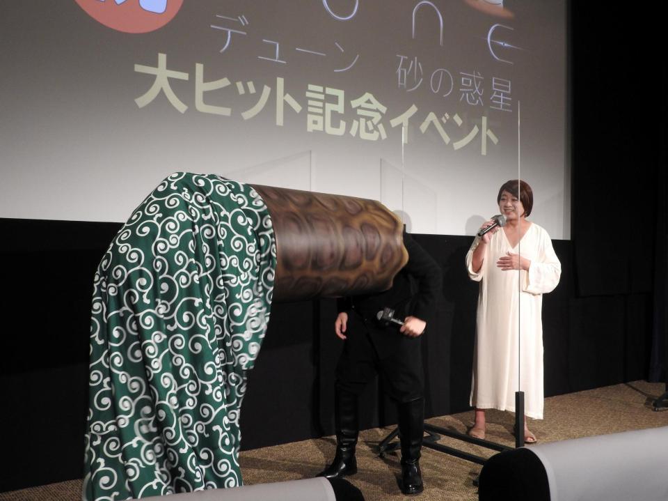 　“サンドワーム獅子舞”に頭をかまれる長田庄平と驚く松尾駿（右）