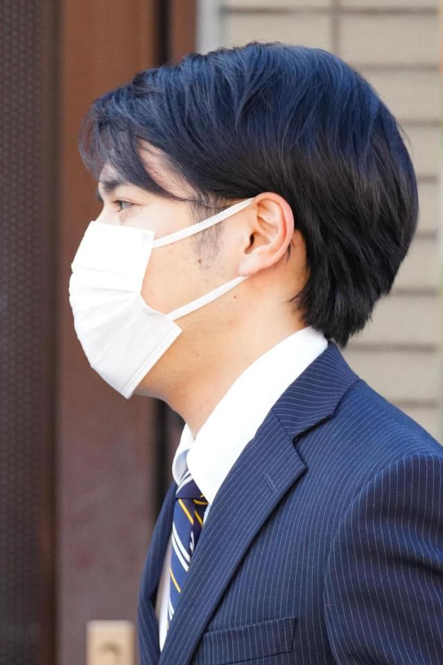 　赤坂御用地へ向かうため自宅マンションを出る小室圭さん＝横浜市内（代表撮影）