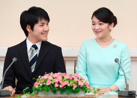 　２０１７年　婚約が内定し、記者会見で笑顔の眞子さまと小室圭さん