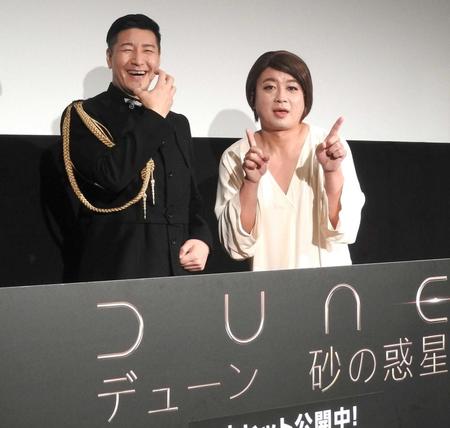 　大ヒット記念イベントに登場したチョコレートプラネットの長田庄平（左）と松尾駿＝東京都内