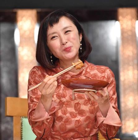 　笑顔で試食する山口もえ＝都内のホテル（撮影・西岡正）