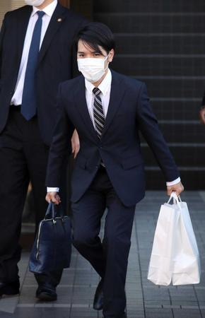 　紙袋を手に自宅マンションを出る小室圭さん＝横浜市内（代表撮影）