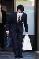 　赤坂御用地へ向かうため自宅マンションを出る小室圭さん＝横浜市内（代表撮影）