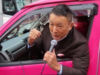 選挙カーに乗り込みガッツポーズをするれいわ新選組・山本太郎代表＝東京・新宿駅前