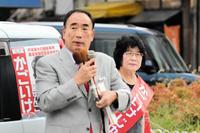 　衆議院選挙に立候補し、街頭演説を行う籠池諄子氏（右）と泰典前理事長＝大阪・ＪＲ塚本駅前