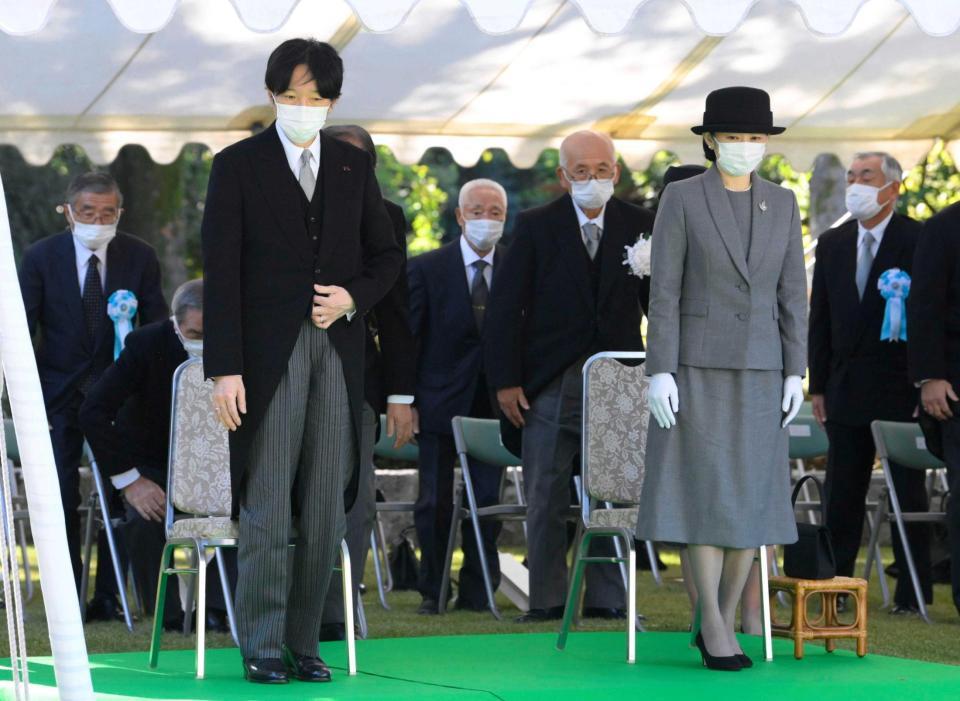 　千鳥ケ淵戦没者墓苑を訪れ、秋季慰霊祭に参列された秋篠宮ご夫妻＝東京都千代田区