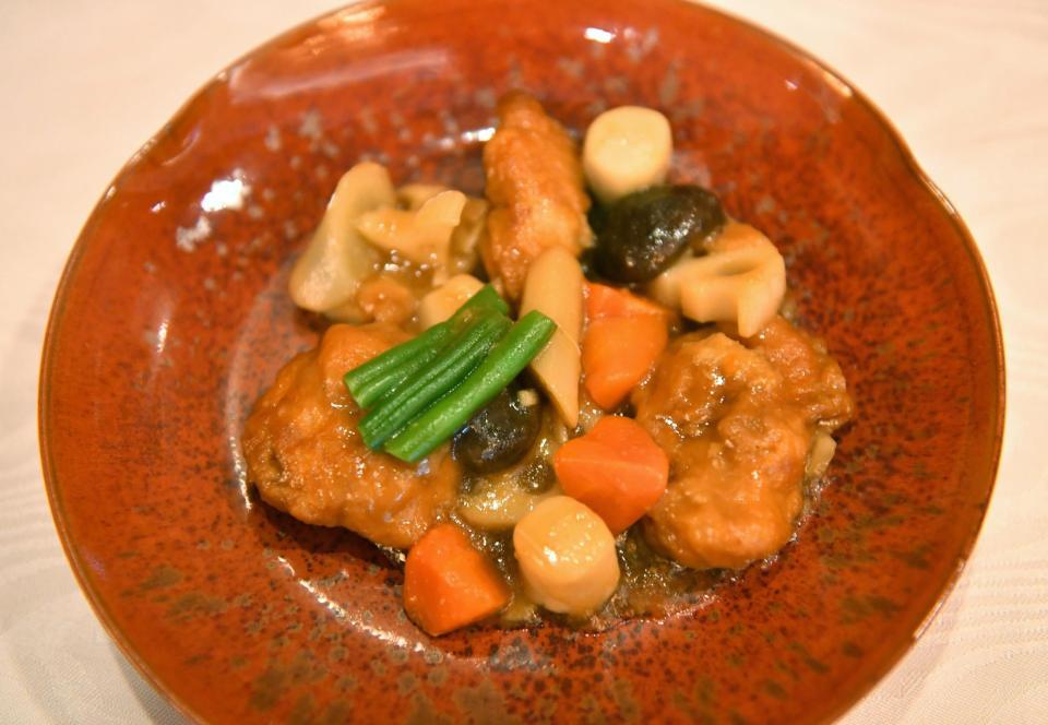 　冷凍食品を使って山口もえが調理した「和野菜ミックスと鶏から揚げの甘酢炒め」＝東京都中央区のロイヤルパークホテル（撮影・西岡正）