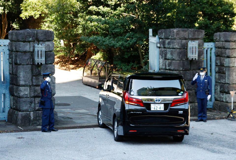 　赤坂御用地に入る小室さんを乗せた車＝東京・元赤坂