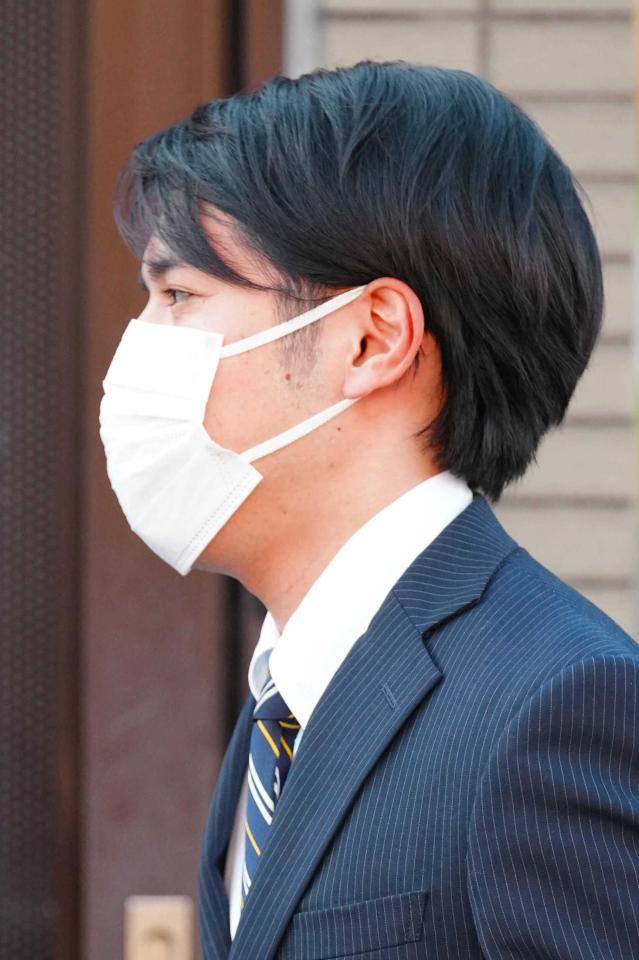 　短く整えられていた髪形で自宅マンションを出る小室圭さん＝横浜市内（代表撮影）