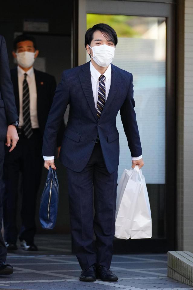 　赤坂御用地へ向かうため自宅マンションを出る小室圭さん＝横浜市内（代表撮影）