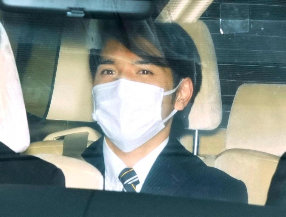 　東京都内の法律事務所を出る小室圭さん＝18日午後