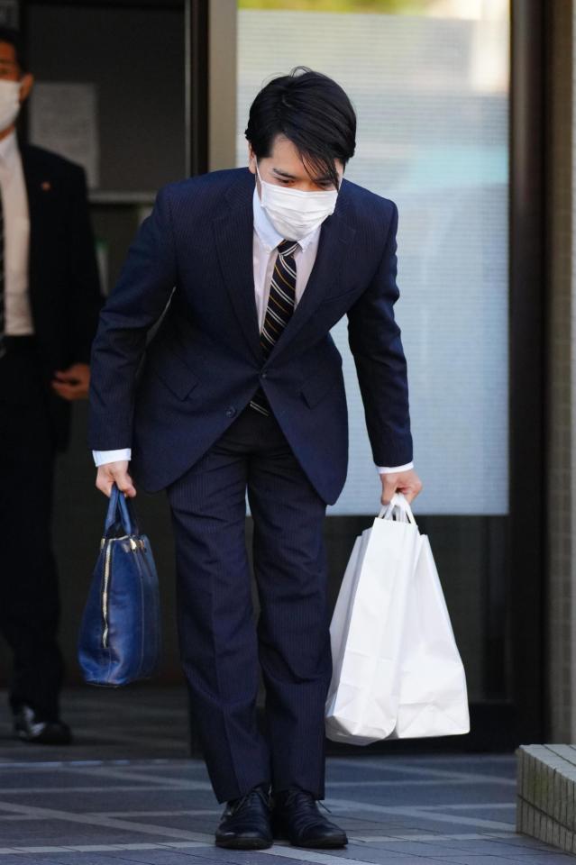 　赤坂御用地へ向かうため自宅マンションを出る小室圭さん＝横浜市内（代表撮影）