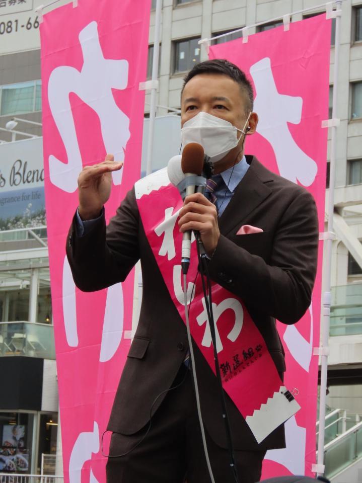 第一声を上げるれいわ新選組・山本太郎代表＝東京・新宿駅前