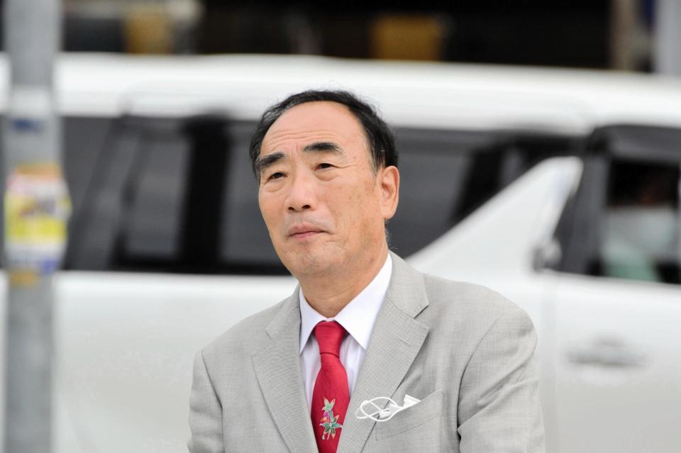 　衆議院選挙に立候補し、街頭演説を行う籠池諄子氏を見守る泰典前理事長＝大阪・ＪＲ塚本駅前