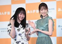 プレゼンターの高橋ひかる（右）からトロフィーを贈呈され笑顔を輝かせる本田望結＝東京・明治記念館（撮影・開出牧）