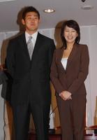 　結婚を発表し初のツーショットを公に披露した西武・松坂と柴田倫世さん＝2004年10月29日 