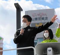 　ＪＲ姫路駅前で街頭演説を行った日本維新の会副代表・吉村洋文大阪府知事