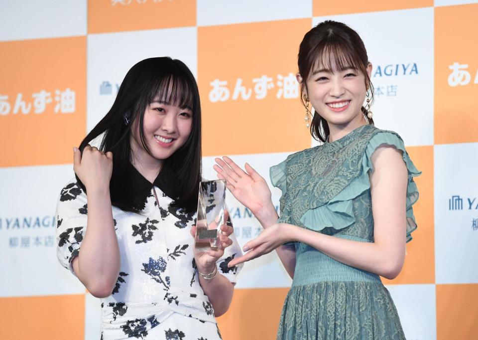 プレゼンターの高橋ひかる（右）からトロフィーを贈呈され笑顔を輝かせる本田望結＝東京・明治記念館（撮影・開出牧）