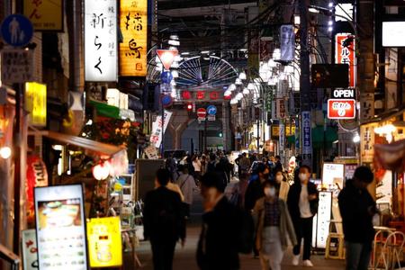 　飲食店の明かりがともる東京・新橋の繁華街