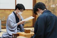 　１日目を終え棋譜を確認する豊島将之竜王（右は藤井聡太三冠）＝代表撮影