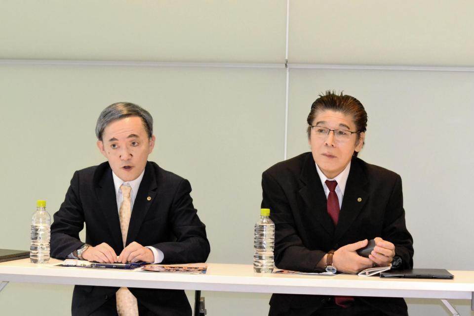 　スガ前首相に扮した山本天心（左）とキシダ新首相になりきった浜田太一＝大阪市内