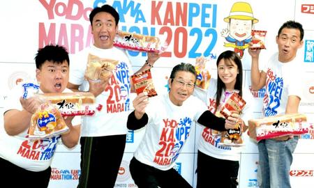 　「淀川寛平マラソン２０２２」の開催発表会見に出席した（左から）ミサイルマンの西代洋、たむらけんじ、間寛平、福本愛菜、石田靖  