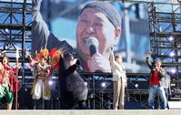 「阿蘇ロックフェスティバル」で開幕宣言する泉谷しげる（右端）。右から２人目は熊本県の蒲島郁夫知事