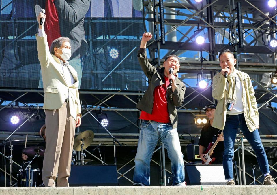 　「阿蘇ロックフェスティバル」で開幕宣言する泉谷しげる（中央）。左は熊本県の蒲島郁夫知事