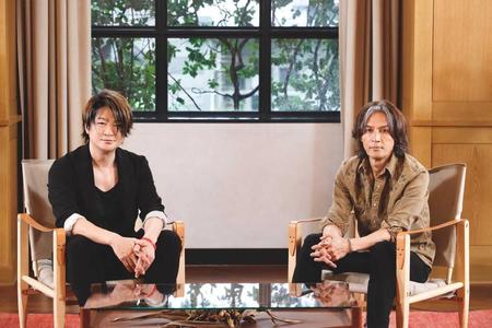 　初対談したＧＬＡＹのＴＥＲＵ（左）とＢ’ｚの稲葉浩志