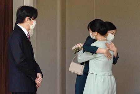 秋篠宮ご夫妻に見守られ、佳子さまと抱き合われる眞子さま＝東京・元赤坂の御仮寓所（代表撮影）