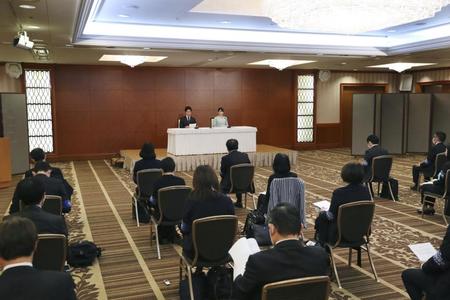 　小室圭さんと眞子さんの結婚記者会見に集まった報道陣（代表撮影）