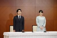 結婚し、記者会見に臨む小室圭さんと眞子さん＝東京都内のホテル（代表撮影）