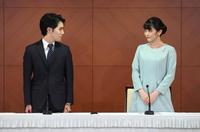 記者会見に臨まれる秋篠宮ご夫妻の長女、眞子さまと、小室圭さん＝東京都千代田区（代表撮影）