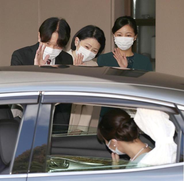 眞子さん出発 秋篠宮さま、車覗き込み手を振り続け ネットもらい泣き