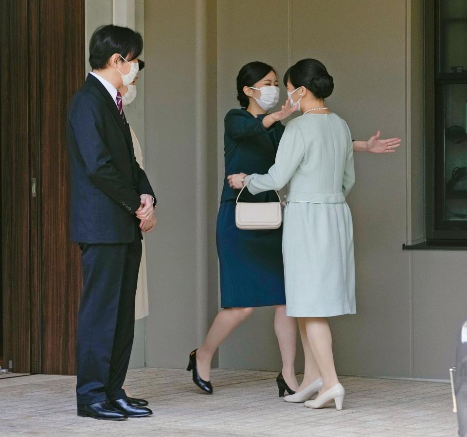 秋篠宮ご夫妻に見守られ、佳子さまと抱き合われる眞子さま＝東京・元赤坂の御仮寓所（代表撮影）