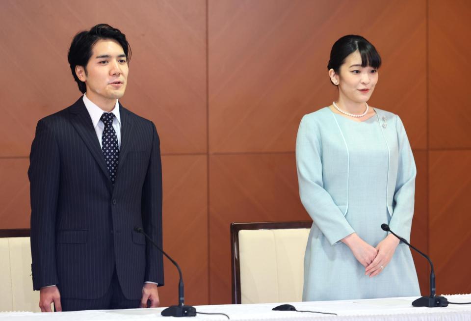 記者会見に臨まれる秋篠宮ご夫妻の長女、眞子さまと、小室圭さん＝東京都千代田区（代表撮影）