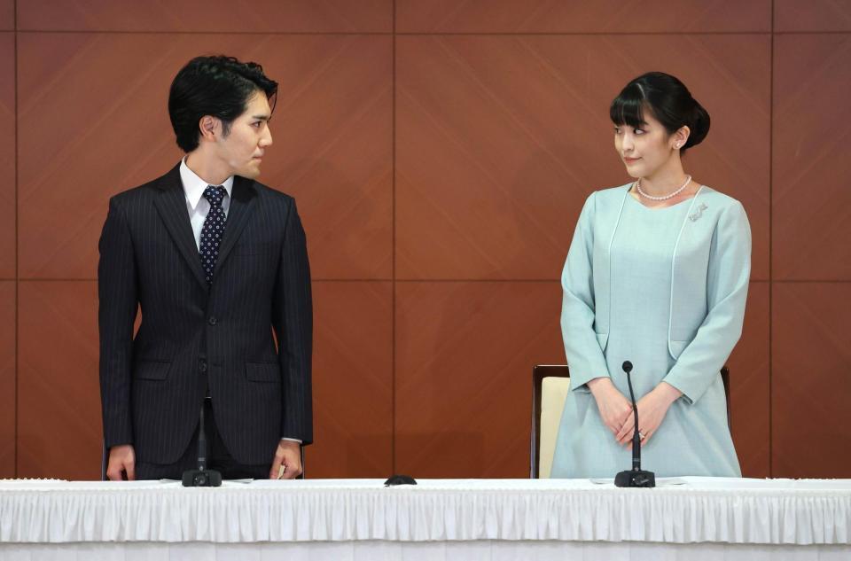 記者会見に臨まれる秋篠宮ご夫妻の長女、眞子さまと、小室圭さん＝東京都千代田区（代表撮影）