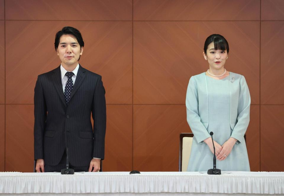 記者会見が終わり、あいさつされる秋篠宮ご夫妻の長女、眞子さまと、小室圭さん＝東京都千代田区（代表撮影）
