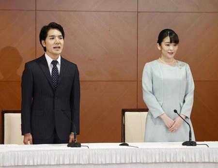 　結婚し記者会見に臨む小室圭さん（左）と眞子さん＝２６日
