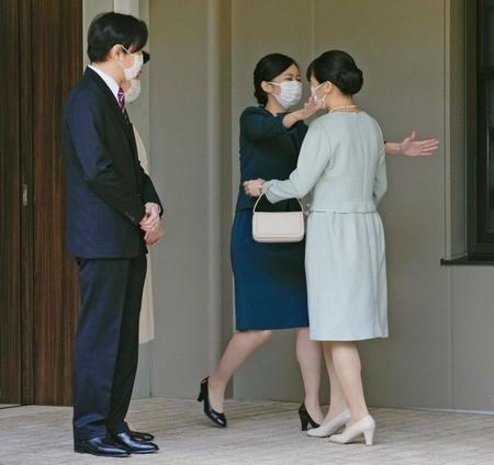 　秋篠宮ご夫妻に見守られ、佳子さまと抱き合われる眞子さん＝２６日