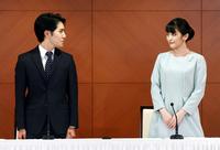 　結婚の記者会見を終え、顔を見合わせる小室圭さんと眞子さん＝都内のホテル（代表撮影）