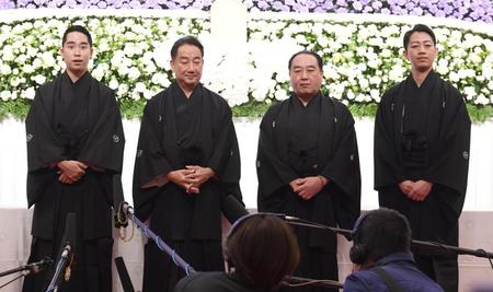 囲み取材に応じる（左から）中村虎之介、中村扇雀、中村鴈治郎、中村壱太郎＝オークラ東京（撮影・棚橋慶太）