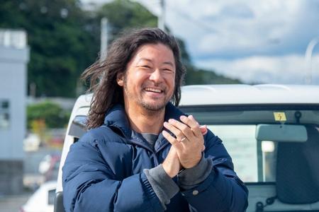 港にて、亮を見送る新次（浅野忠信）